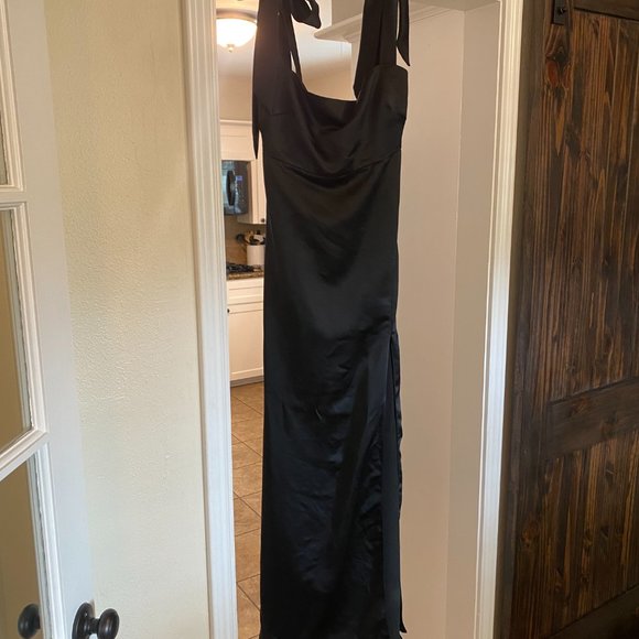 Dessy Flat Tie-Shoulder Empire Waist Bridesmaid Dress - Black - Size M - Picture 4 of 4